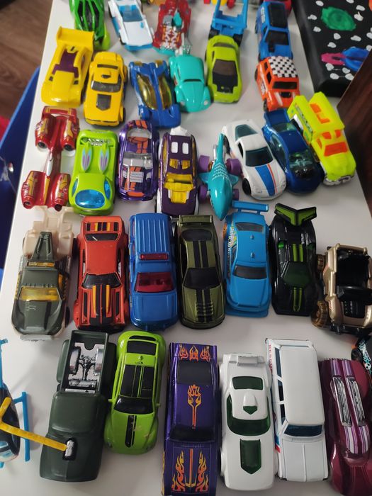 10 hot wheels autka