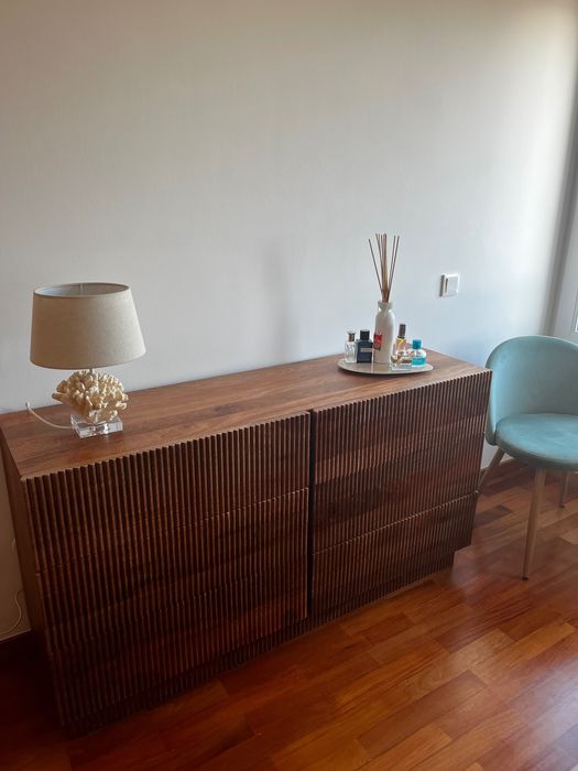 Cómoda em madeira de mangueira maciça