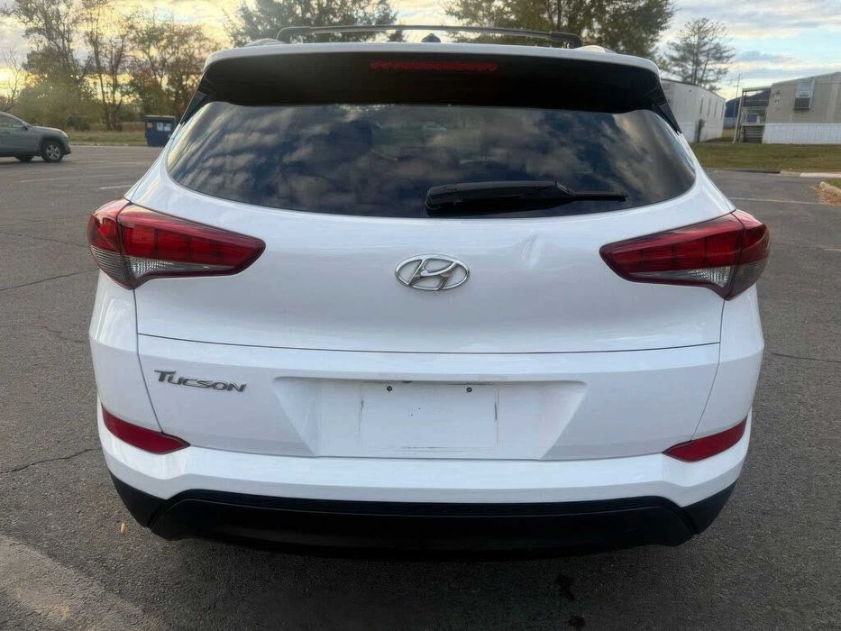 Hyundai Tucson SE      2017
