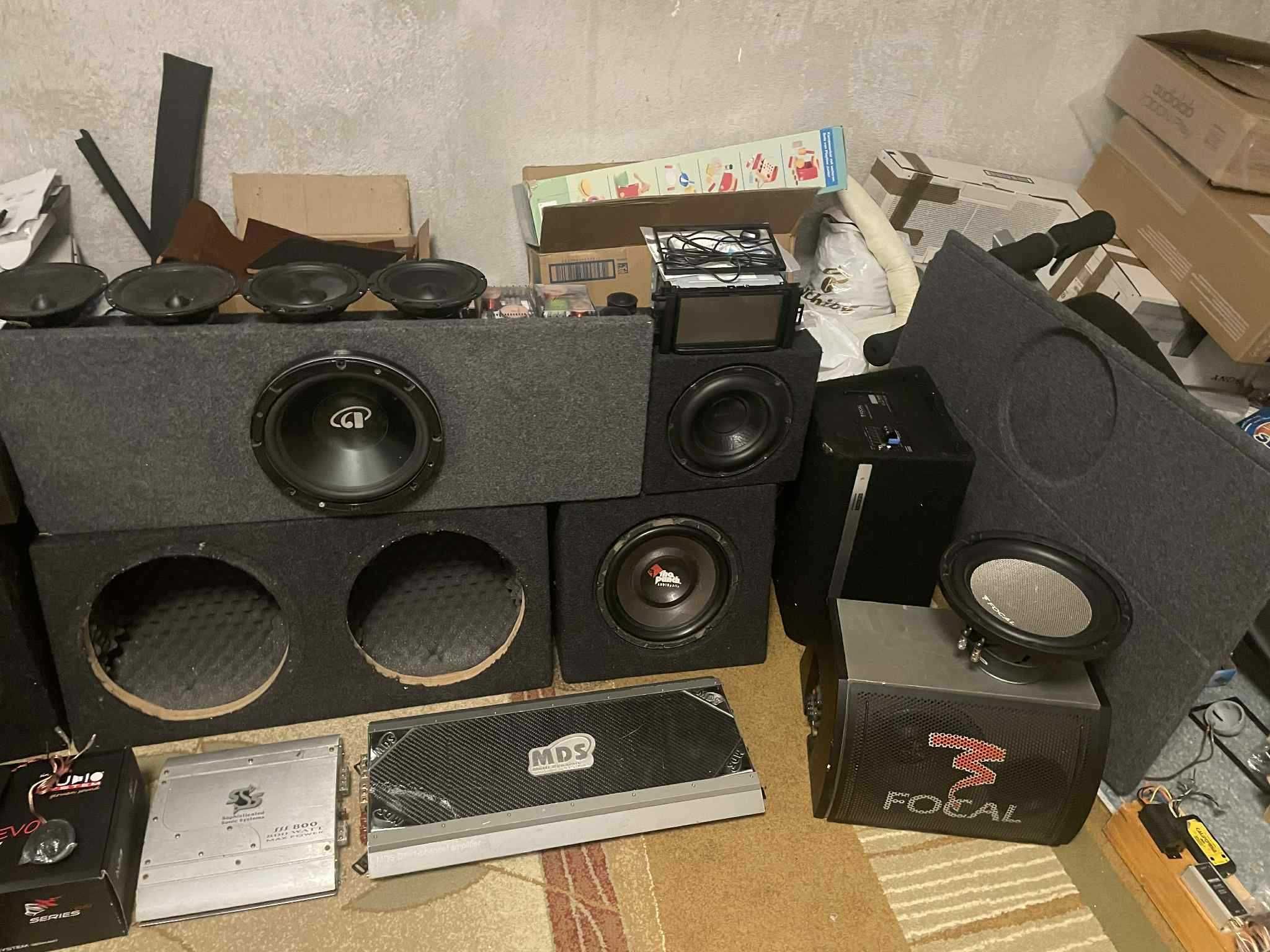 komplet, zestaw sprzętów Car-Audio, skrzynia basowe, wzmacniacze itp