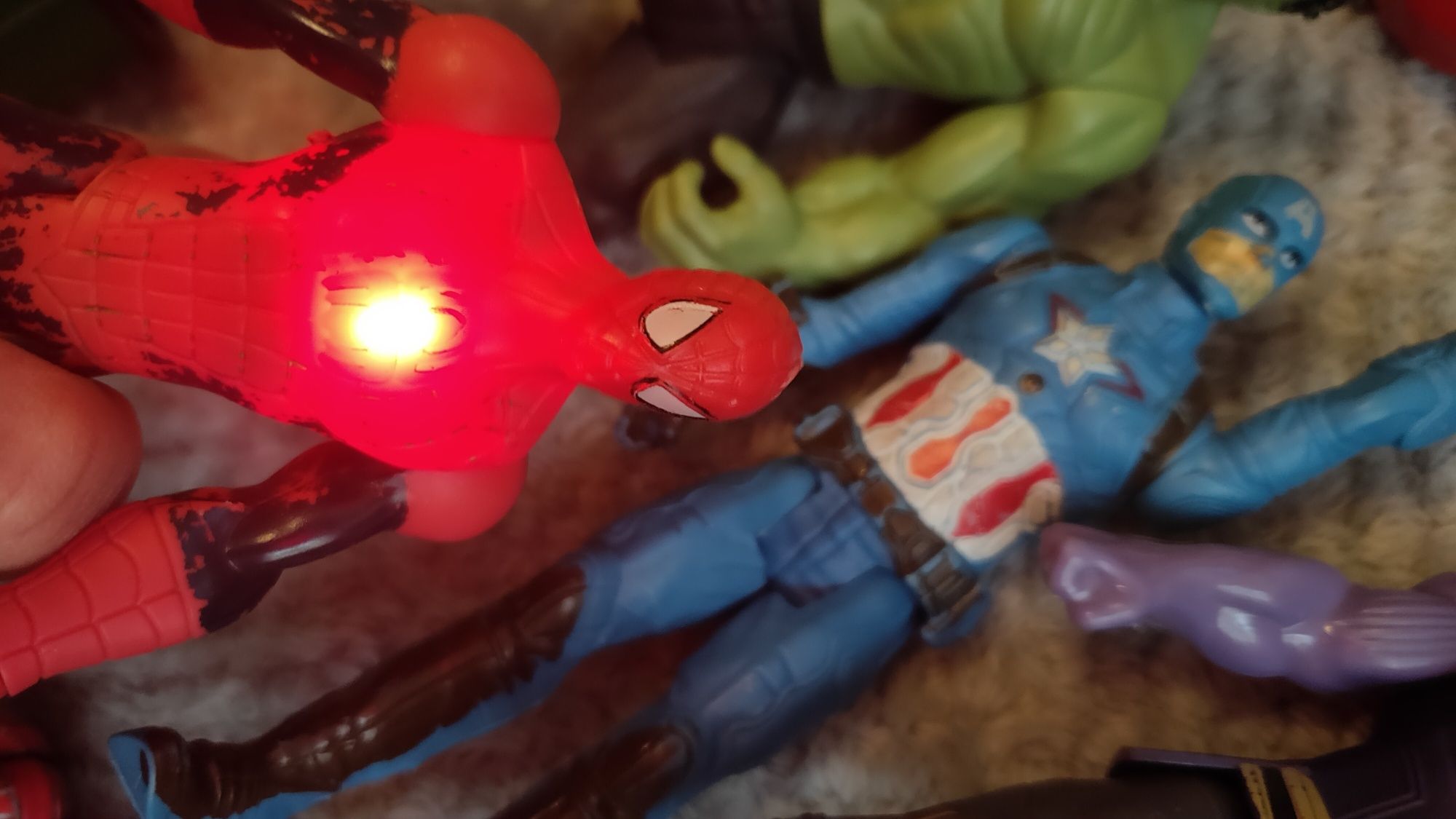 Zestaw figurek świecących Hulk Spiderman Thanos Kapitan