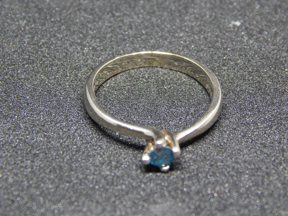 złoty pierścionek z niebieskim diamentem