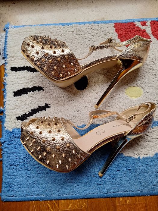 Sandálias Douradas com picos T: 40