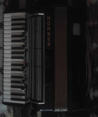 Akordeon HOHNER elektroniczny 22 klawisze po stronie melodyjnej.