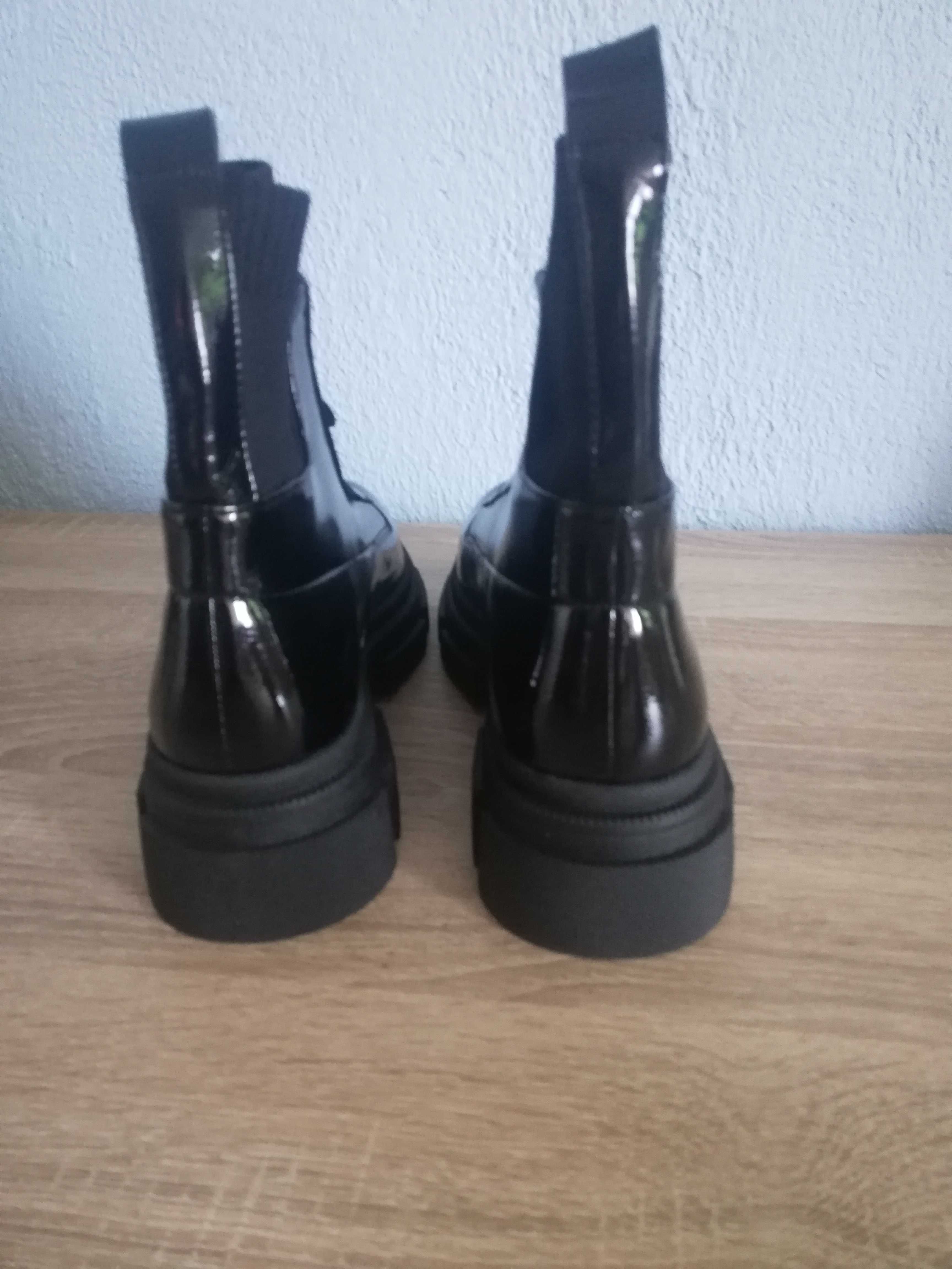 Lakierowane czarne buty 39