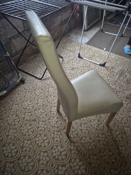 Krzesła sztuk 4 skóra albo eko skóra nie mam pojęcia