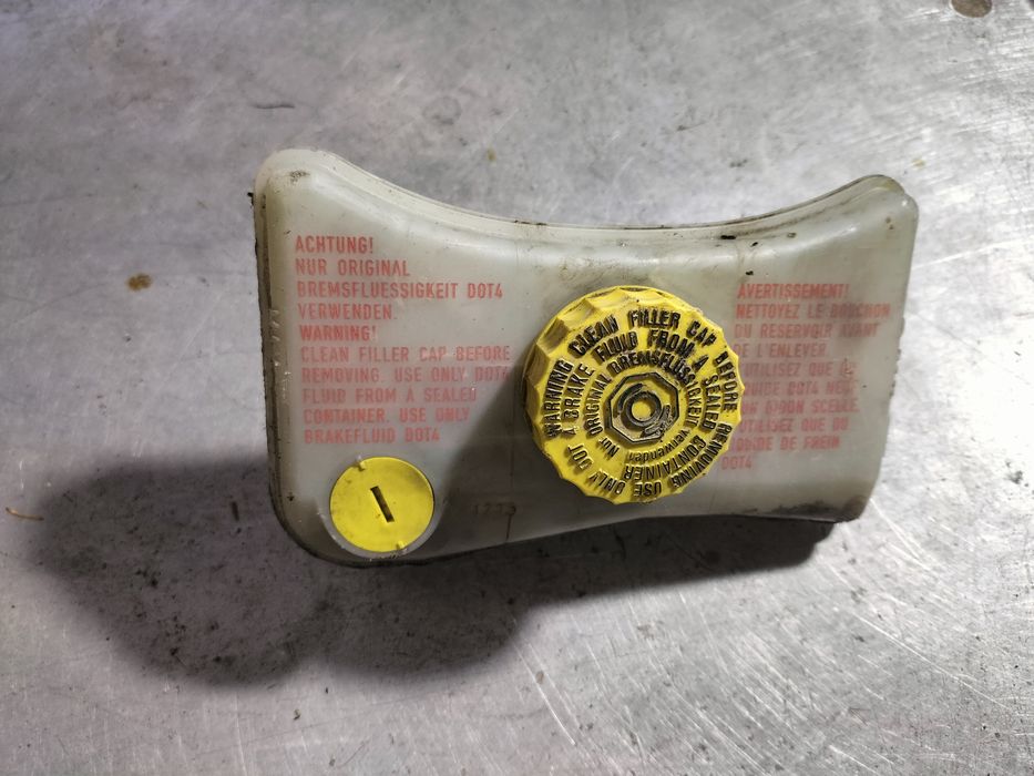 Zbiorniczek płynu hamulcowego VW Audi