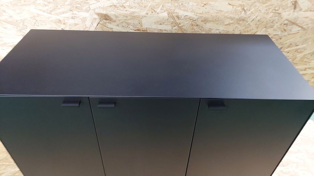 Armário metálico com portas abrir