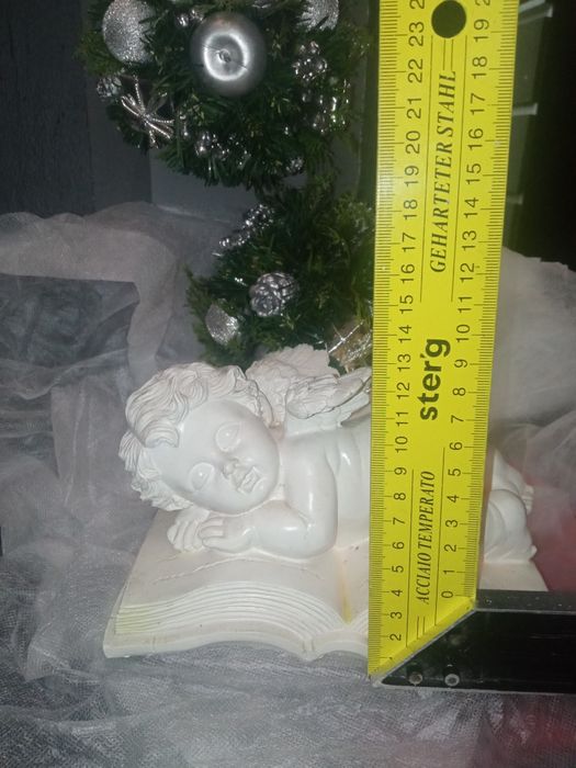 Biała Figurka Śpiącego Anioła na książce