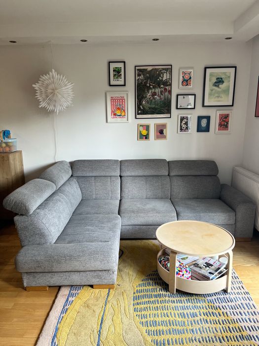 Kanapa rozkładana, bardzo wygodna, z regulowanymi zagłówkami