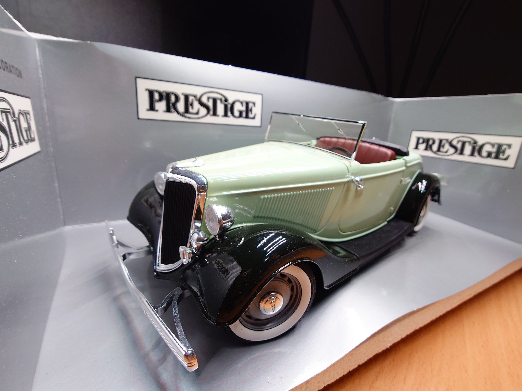 Модель Ford Roadster  Фірми Solido Prestige 8008 1:18