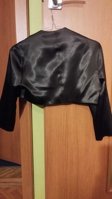 Krótkie satynowe bolerko