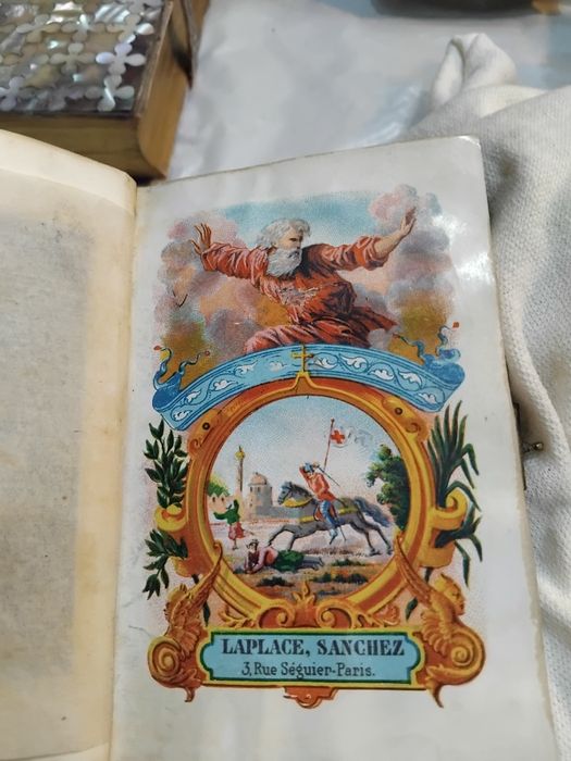 Livro de missa antigo, com o calvário  na capa