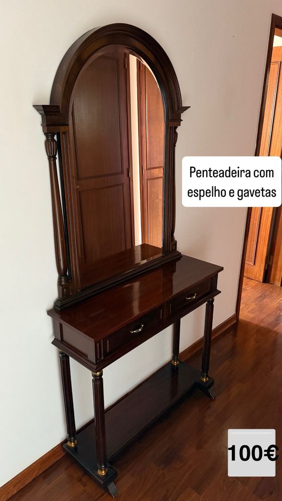 Penteadeira com espelho.