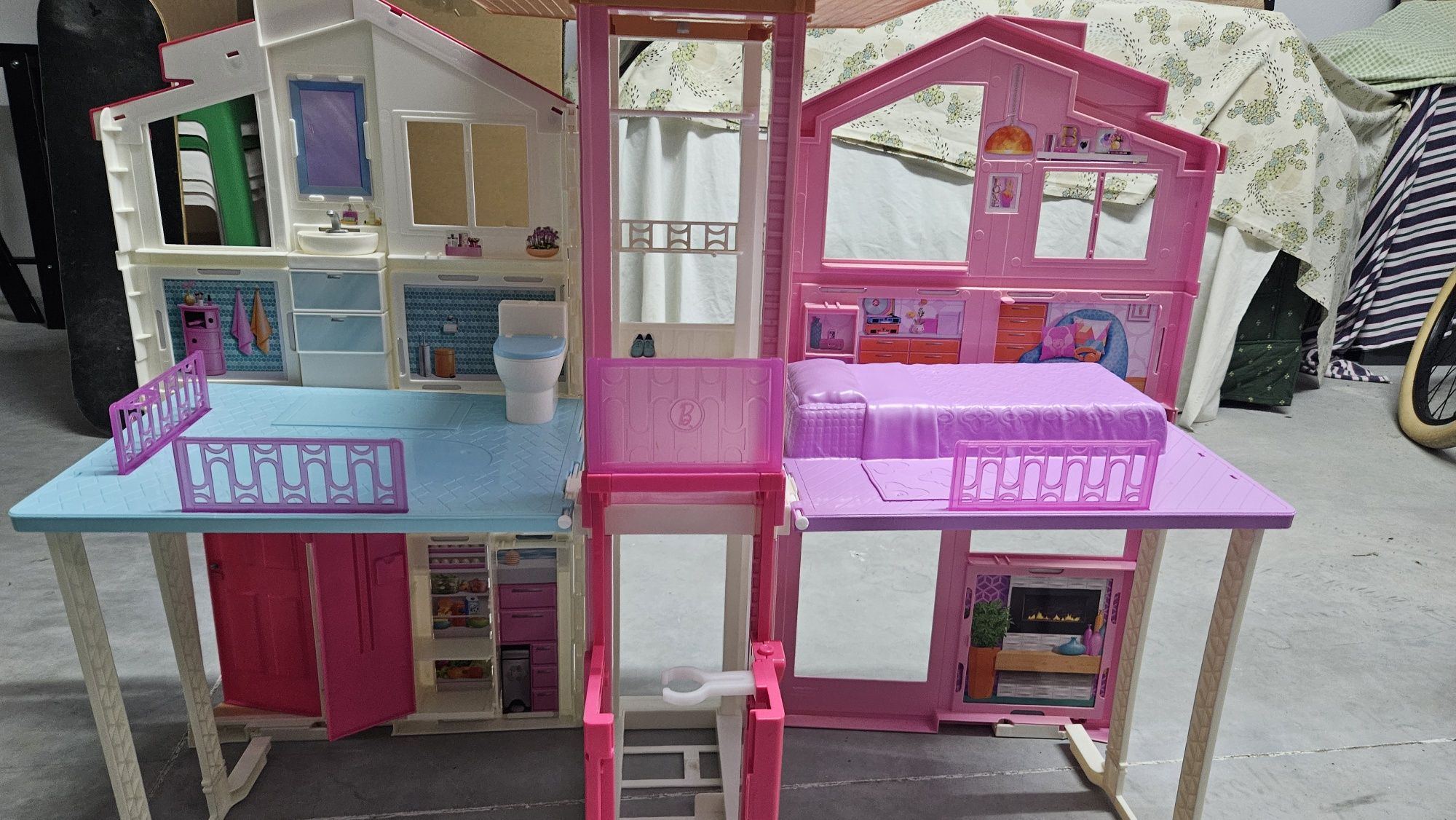 Conjunto Barbie: inclui casa Barbie story townhouse, bicicleta, carro
