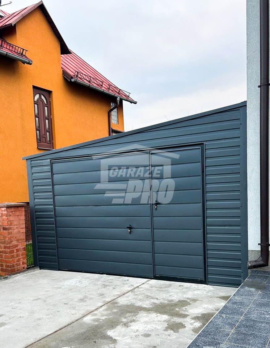 Garaż Blaszany 4x6 - Brama uchylna - Drzwi - Antracyt - dach GP252