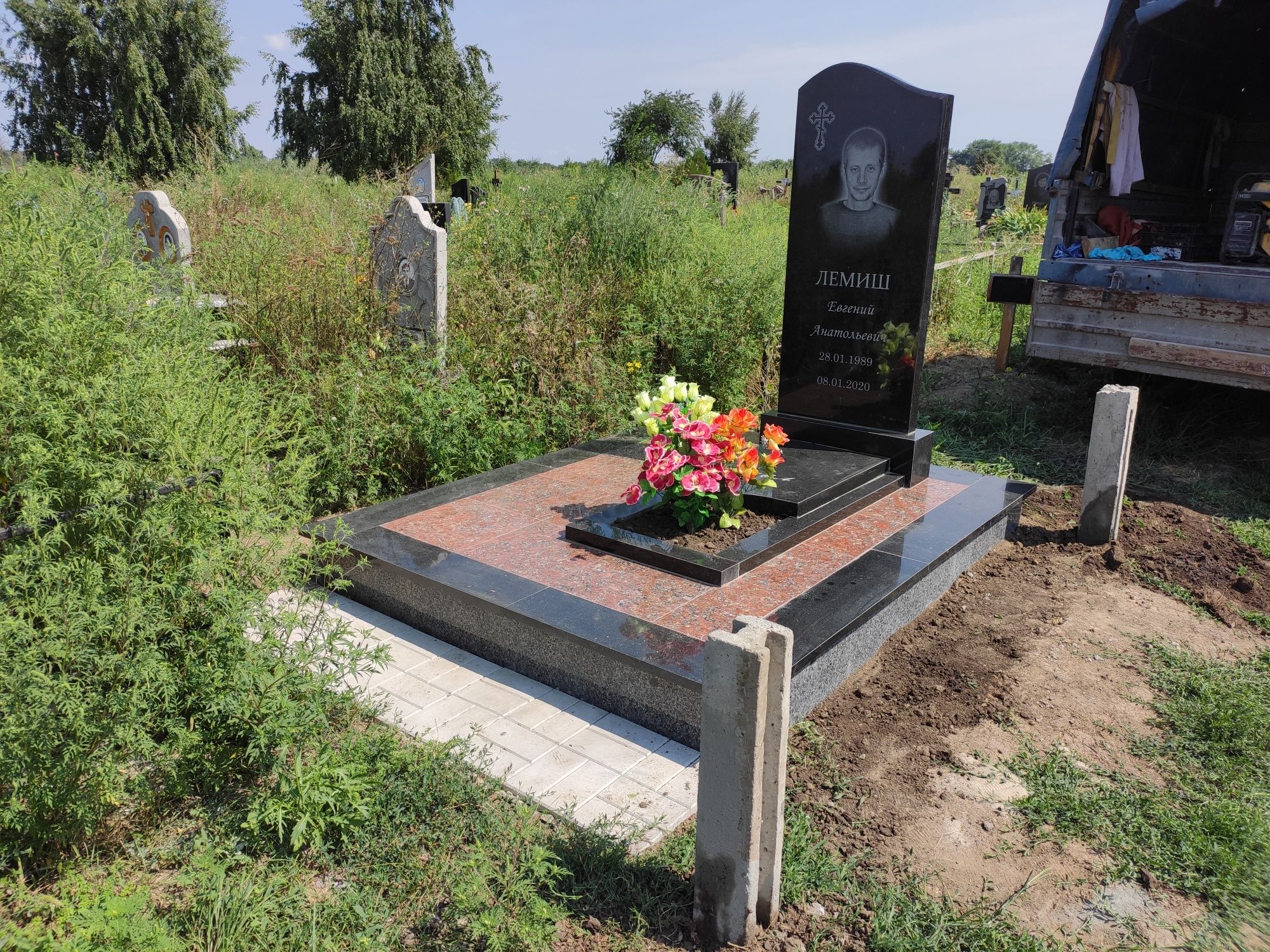 Пам'ятники гранітні, виготовлення встановлення, гранітні вироби