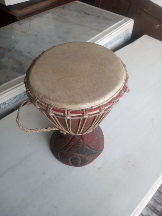 Djembé africano em madeira