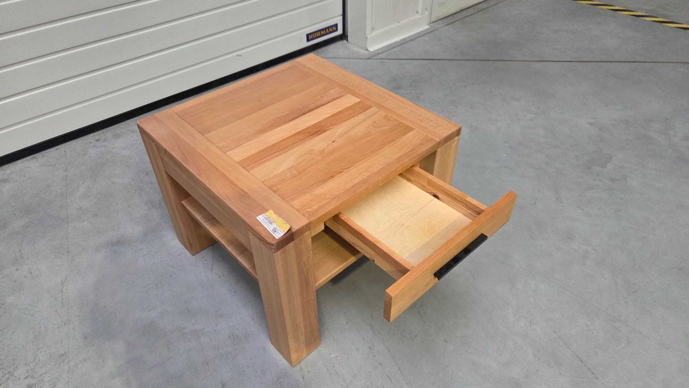 Stolik z drewna litego marki TheBEDS 70x70 cm. Promocja -70%