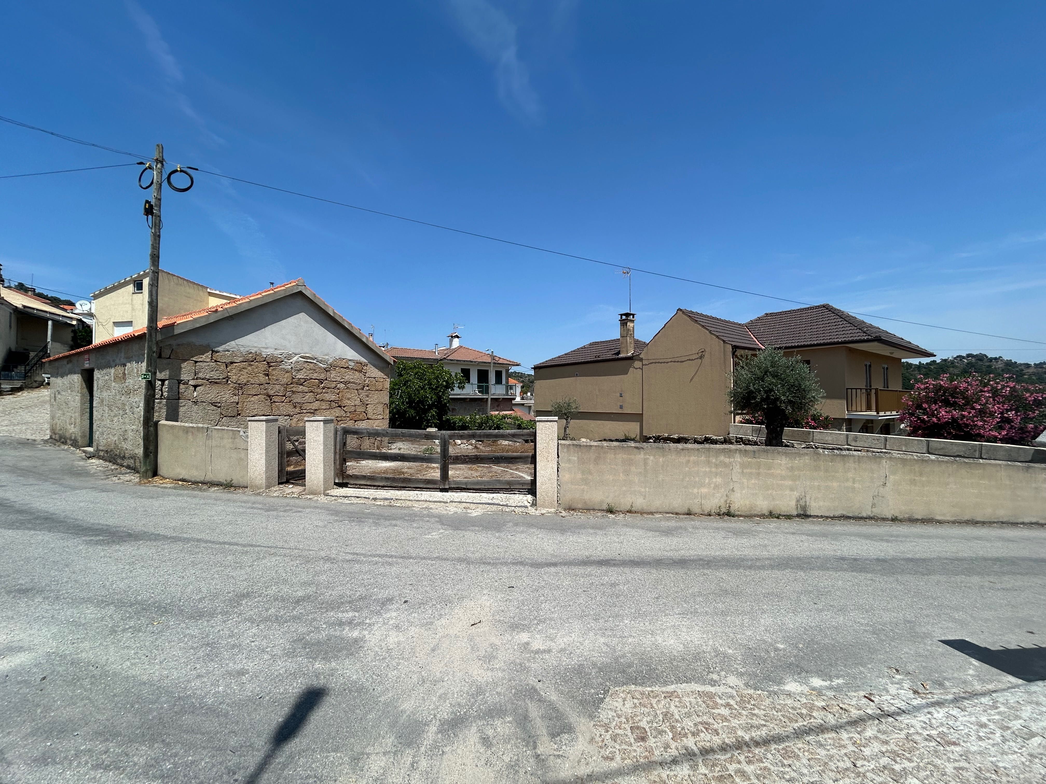 Casa com terreno na aldeia de Campelos, Carrazeda de Ansiaes