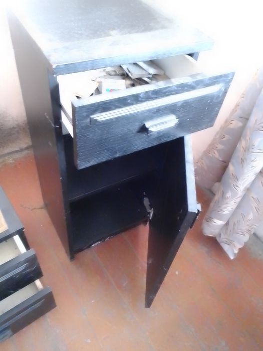 Тумбочка чорного кольору