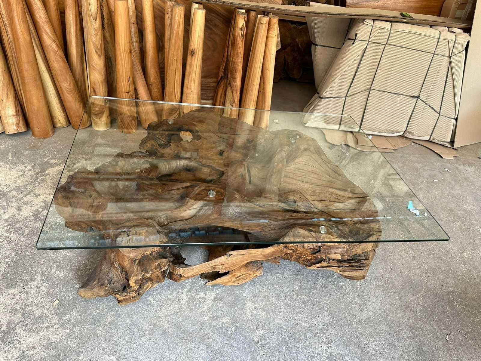 Mesa de Café em Vidro com Base em Madeira de Raiz de Teca - Nova