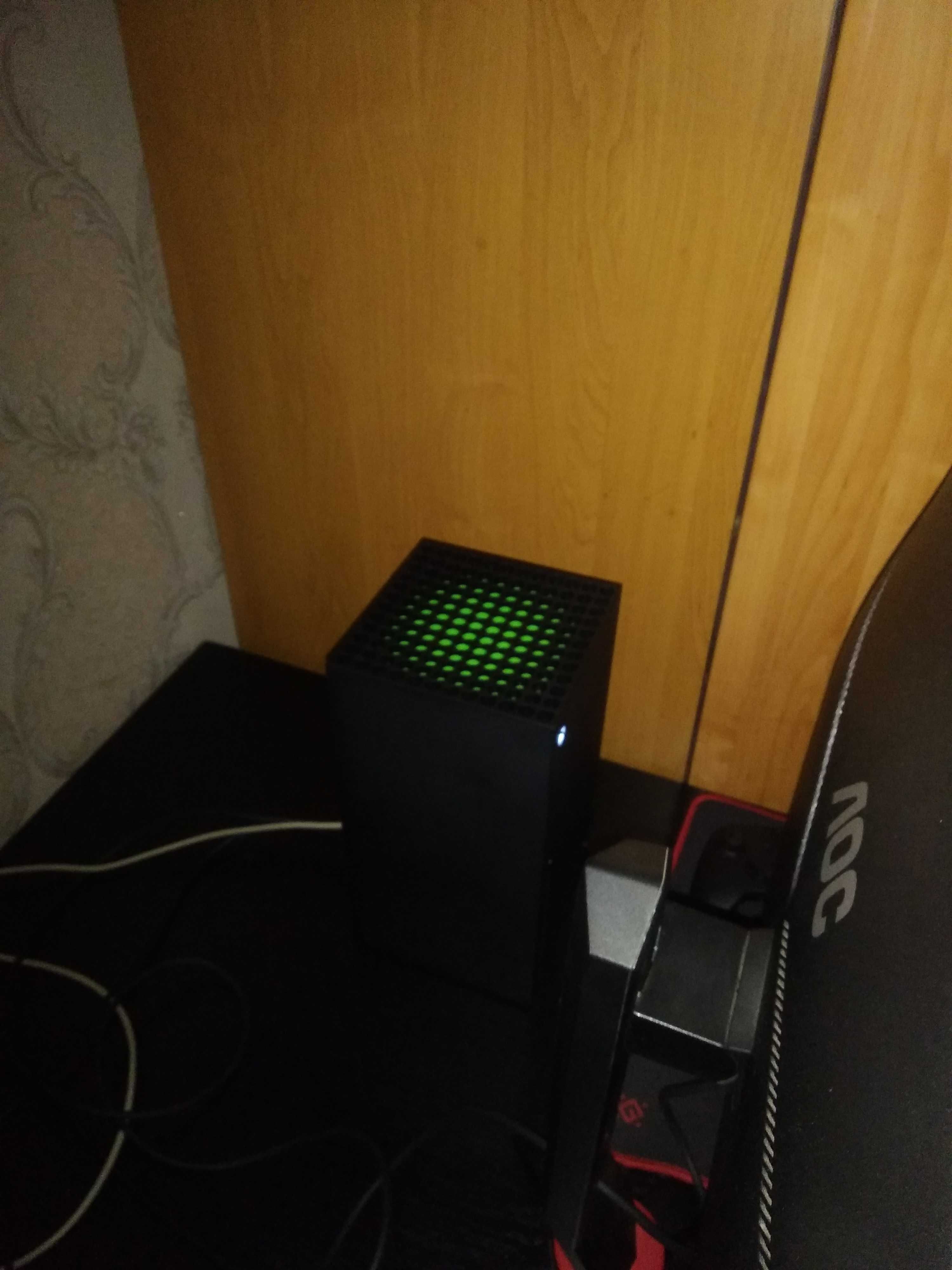 Продам Xbox series x в идеальном состояние с играми и 4 аккумуляторами