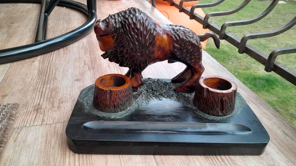 Stary,drewniany przybornik z rzeźbą żubra