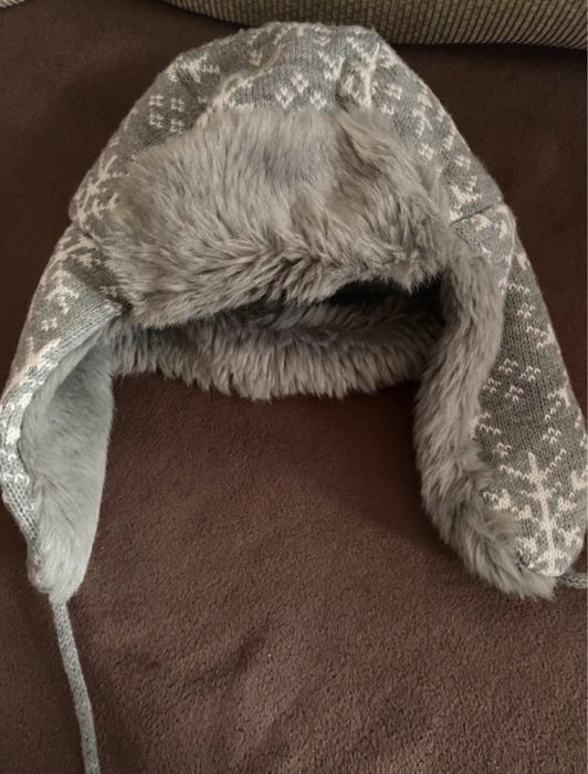 Szara czapka zimowa uszatka białe śnieżynki