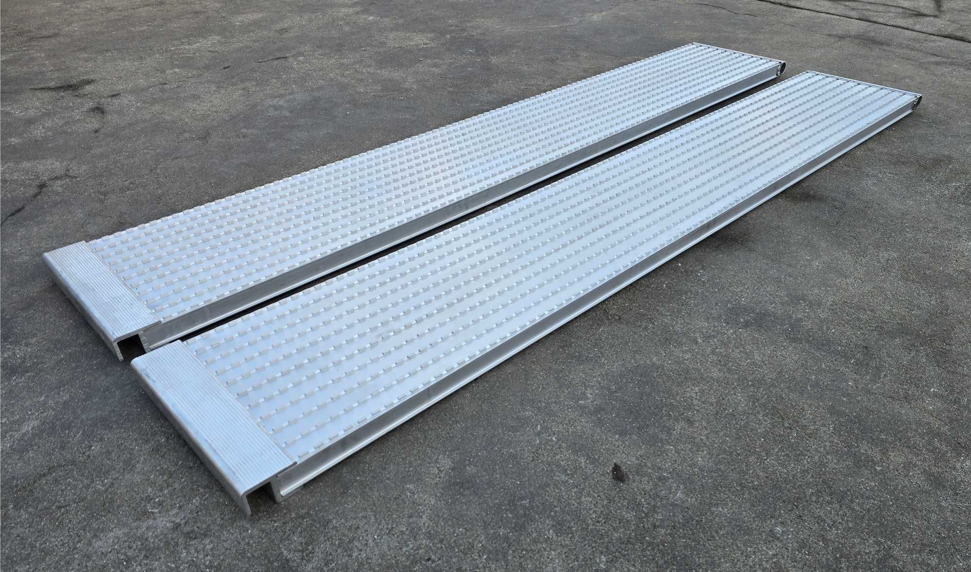 Najazdy aluminiowe frezowane 2500x340x40mm moc. kątownik nośność 2,3t.