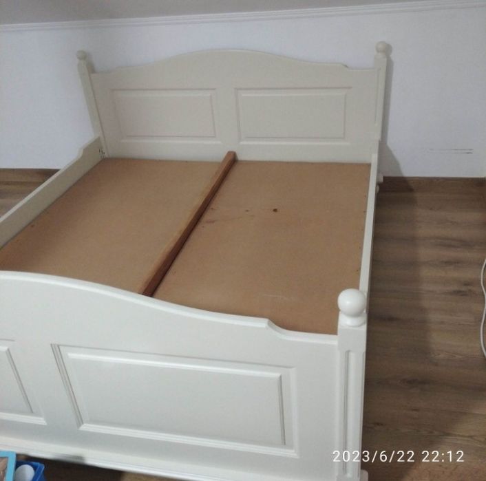 Дерев'яне зручне ліжко