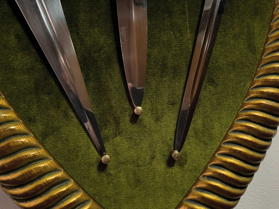 Expositor de parede em madeira, com 3 adagas