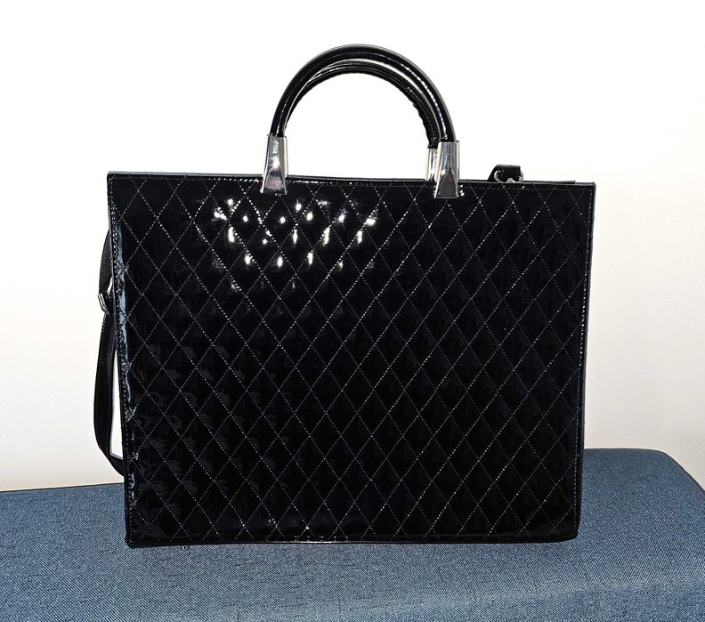 Czarna lakierowana elegancka torba