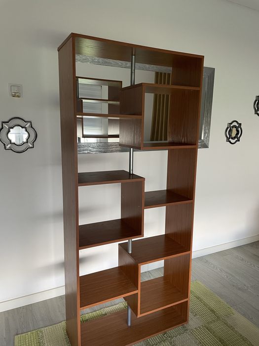 Estante em bom estado