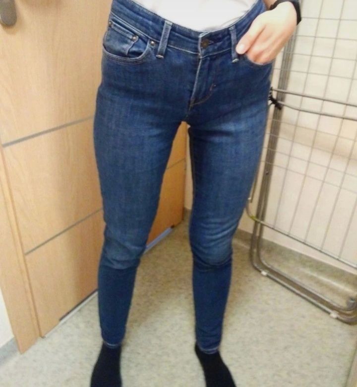 Klasyczne dżinsy Levi's S skinny, ciemne, granatowe