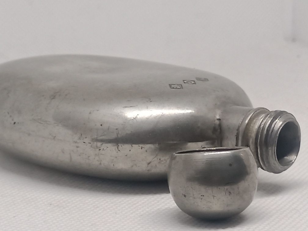 Garrafa de bolso em liga de metal