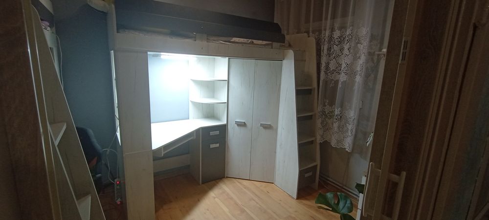Łóżko piętrowe z biurkiem i narożną szafą