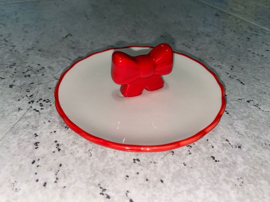 Artigo decorativo vermelho