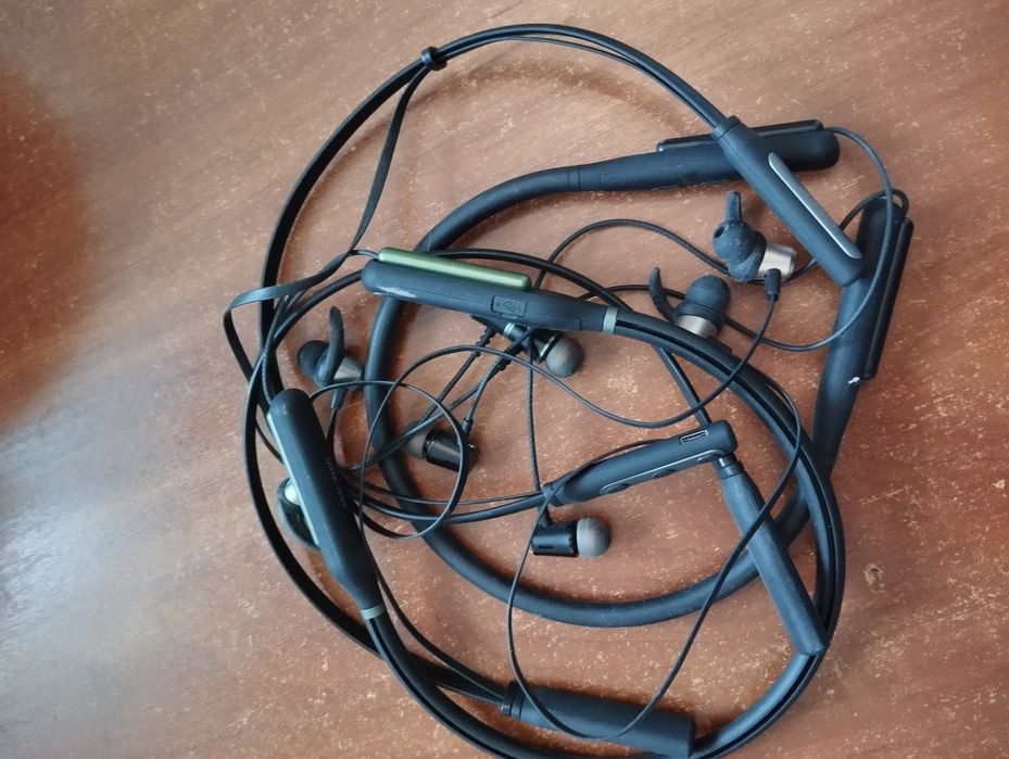 Беспроводные Bluetooth и проводные наушники.