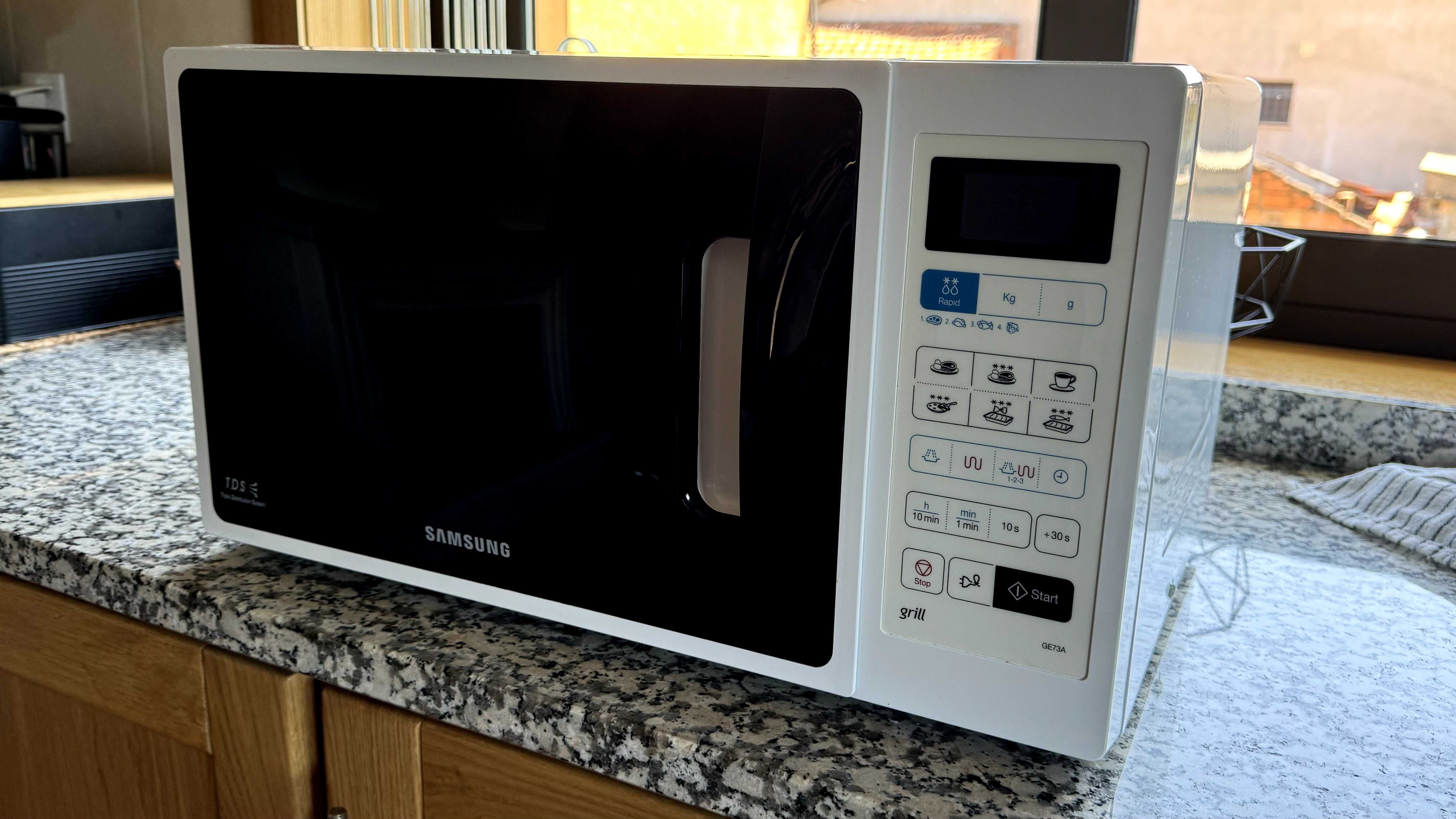 Microondas Samsung GE73A com TDS, grill e acessórios