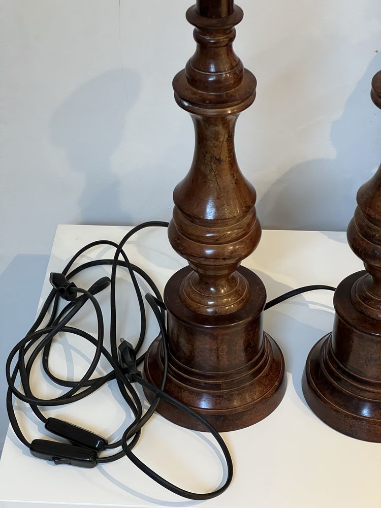 Para klasycznych podstaw lamp stołowych