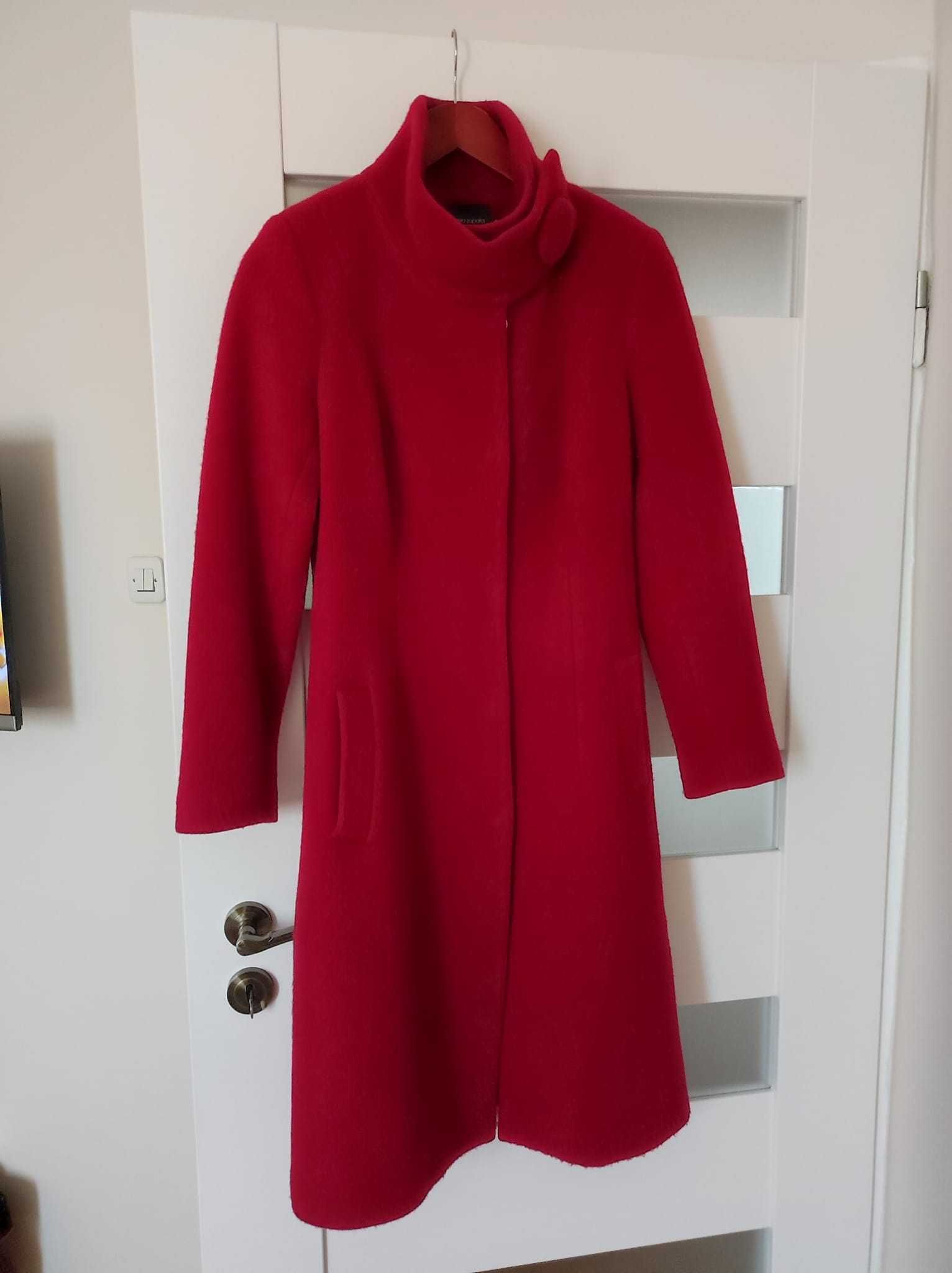Piękny płaszcz zimowy polskiej projektantki Kasi Zapały, kolorze bordo