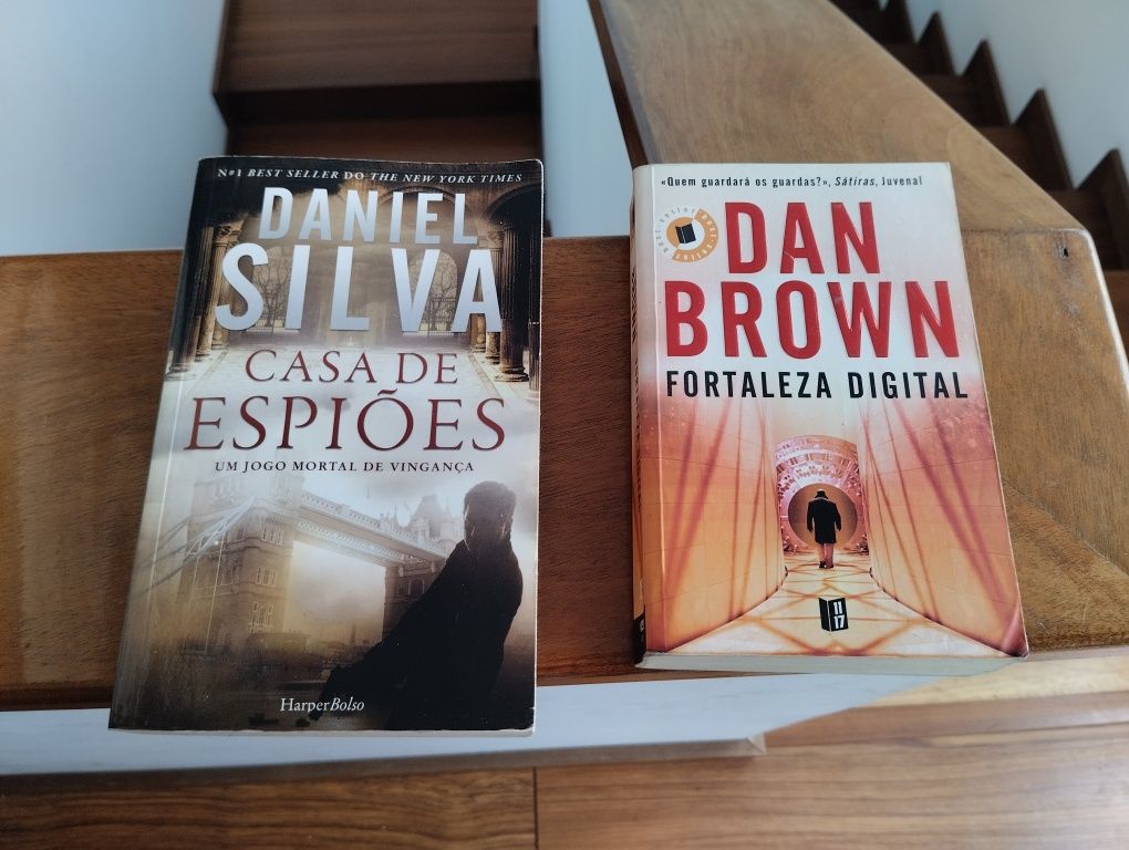 Livros dos autores Dan Brown e Daniel Silva