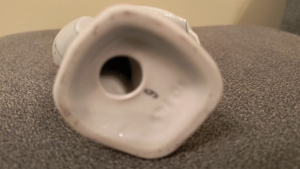 Figurka kobiety z porcelany.