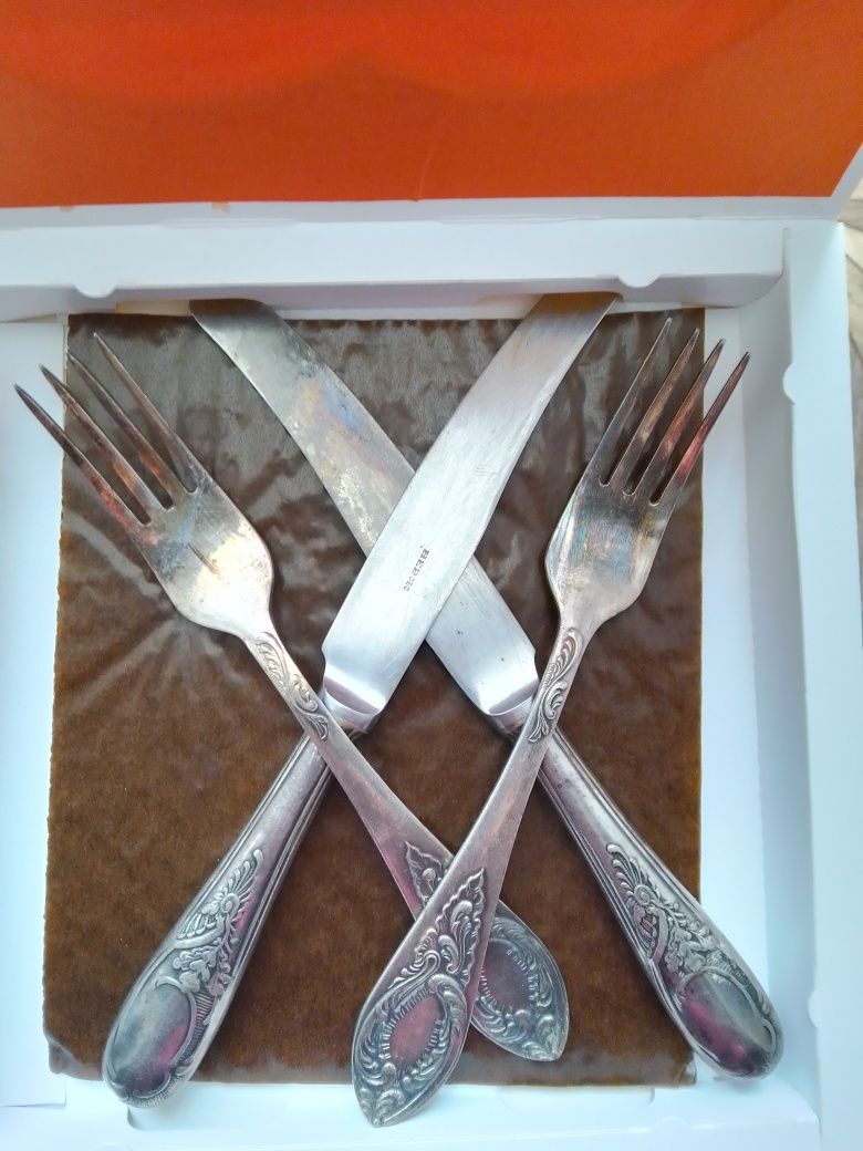 Две вилки и два ножа.