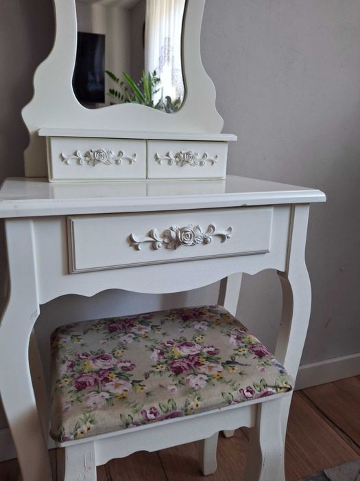 Biała toaletka kosmetyczna z lustrem i taboretem