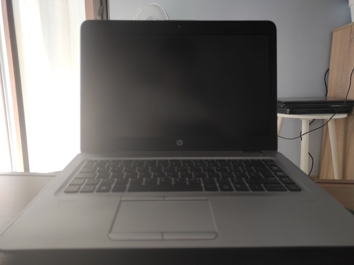 Laptop HP EliteBook 745 G3 w zestawie z podkładką