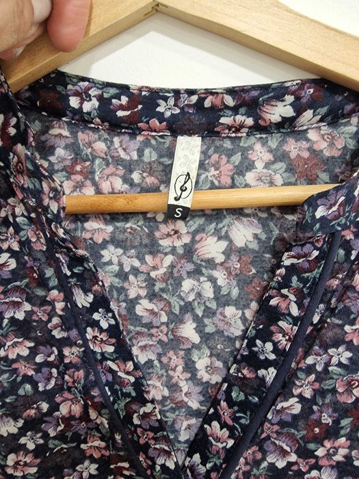 Vestido florido, manga comprida meia estação