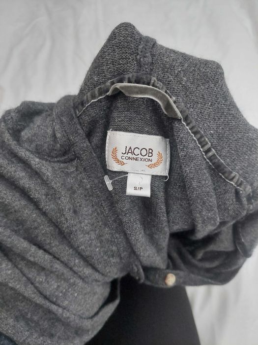 Мягкая уютная кофта на пуговицах с капюшоном