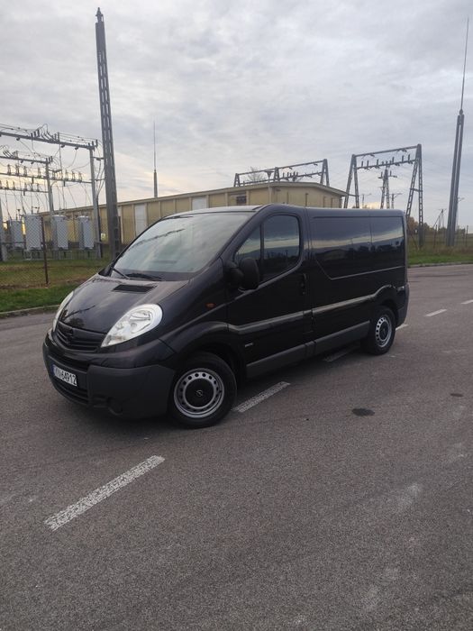 Vivaro,, trafic,,2.5 l ,,klima ,, zarejestrowany,,blaszak,,3 osoby